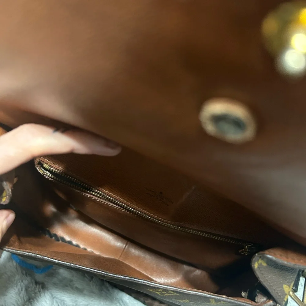 Lv world traveler bag with turquoise pendant vbb - Picture 10 of 10